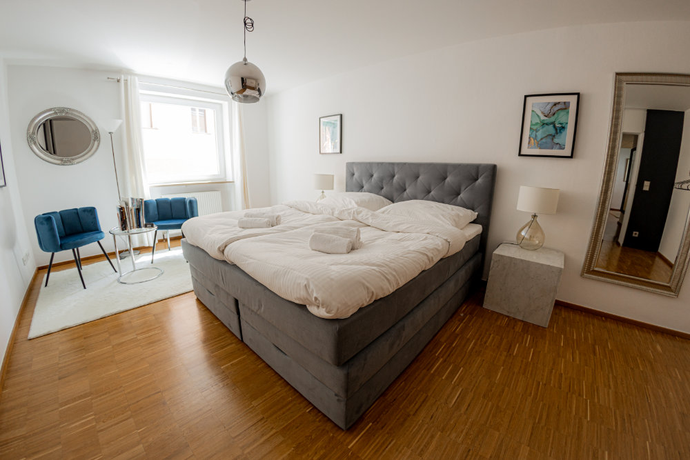Apartment Passau - bequemes Doppelbett (Kingsize) mit Bettwäsche, Extrakissen und -Decken