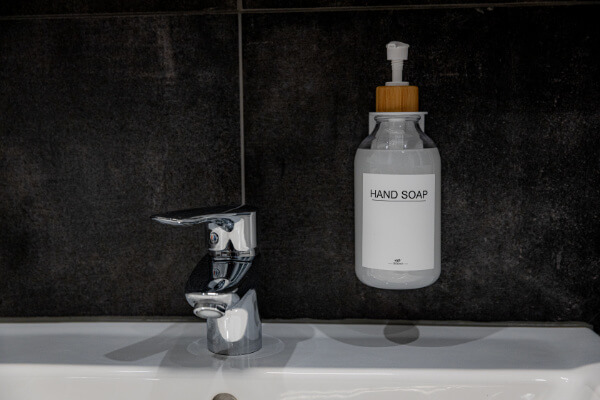 Bathroom with shampoo, shower gel, soap and towels - Apartment - Herzogenaurach - BONNYSTAY