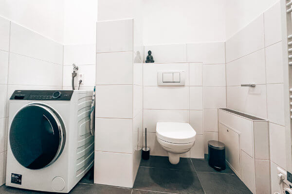 Badezimmer mit Waschmaschine und Trockner - Apartment Lörrach - BONNYSTAY