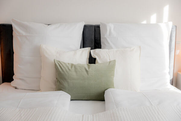 Bed linen, extra pillows and blankets included - BONNYSTAY
