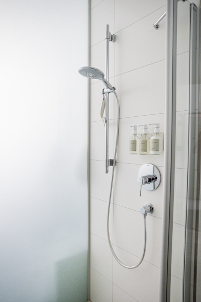 Dusche mit Shampoo und Duschgel - Ferienwohnung - BONNYSTAY