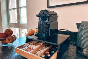 Nespresso Maschine mit Kapseln und Teeauswahl stehen zur Verfügung Nespresso Maschine mit Kapseln und Teeauswahl stehen zur Verfügung