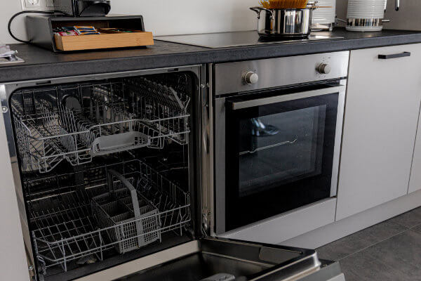 Küche in Ferienunterkunft mit Geschirrspülmaschine, Kühlschrank und Gefrierschrank - BONNYSTAY