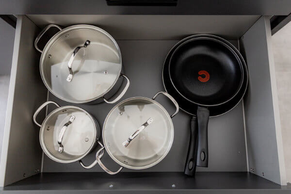 Kitchen in vacation accommodation equipped with pans and pots - BONNYSTAY