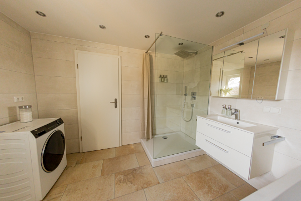 Frisch renoviertes Badezimmer mit Dusche und Badewanne