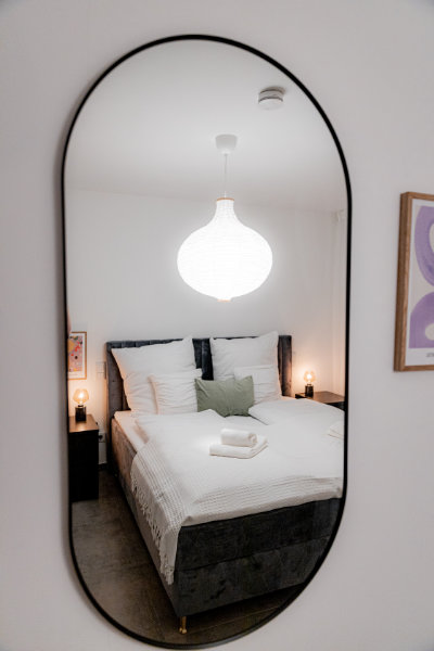 Tastefully furnished bedroom - Apartment Herzogenaurach - The Garden