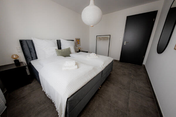 Geschmackvoll eingerichtetes Schlafzimmer in Ferienunterkunft Herzogenaurach - BONNYSTAY