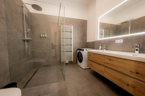 Komplett renoviertes Bad mit Waschmaschine und Dusche