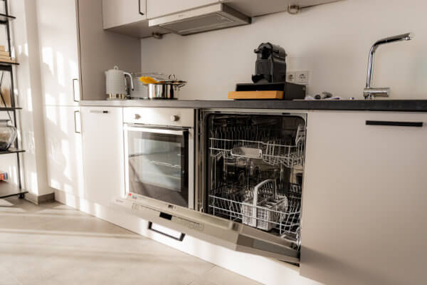 Küche mit Geschirrspülmaschine, Kühlschrank und Gefrierschrank - BONNYSTAY