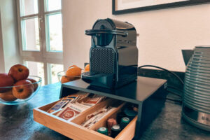 Küche mit Kaffee, Kaffeemaschine und Wasserkocher