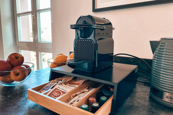Kitchen with coffee, coffee machine and kettle - BONNYSTAY Lörrach