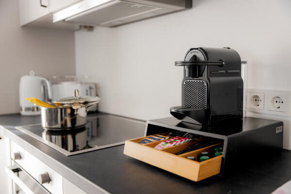 Küche mit Kaffee und Kaffeemaschine, Toaster und Wasserkocher - BONNYSTAY Herzogenaurach