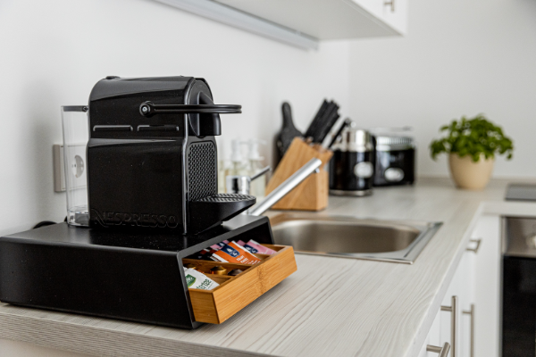Voll ausgestattete Küche mit Spülmaschine, Kaffeemaschine und Handtücher - BONNYSTAY