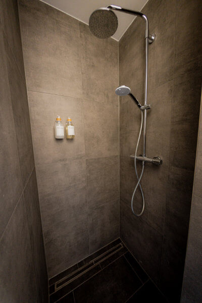 Moderne Dusche mit Handtüchern, Shampoo, Duschgel inklusive - BONNYSTAY