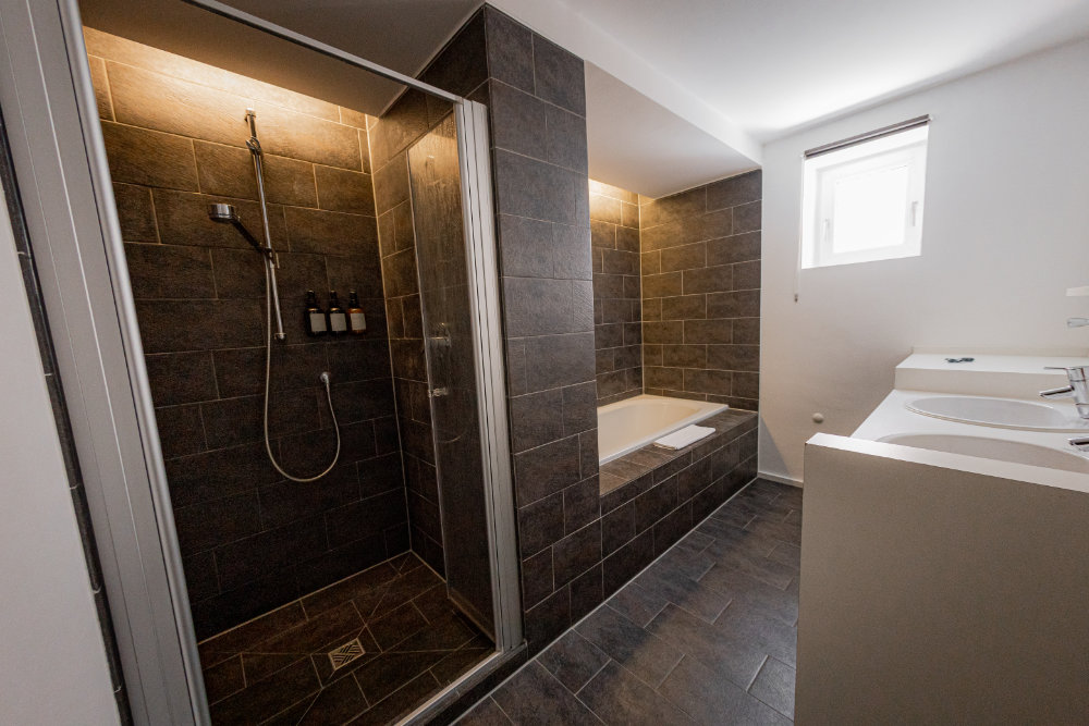 Apartment Passau - modernes Badezimmer mit Pflegeprodukten