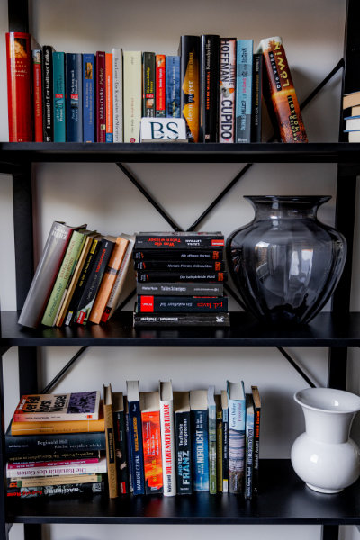 Shelf with books - Apartment Herzogenaurach - The Garden