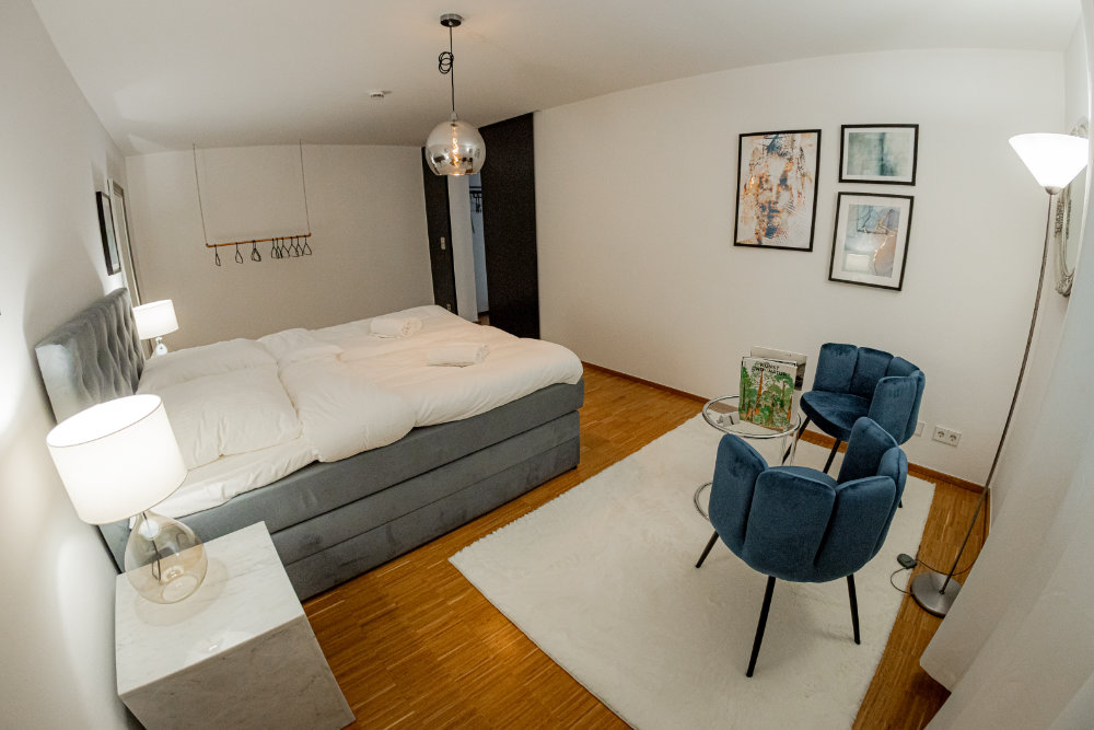 Schlafzimmer mit Boxspringbett (Kingsize) - Apartment Passau - BONNYSTAY