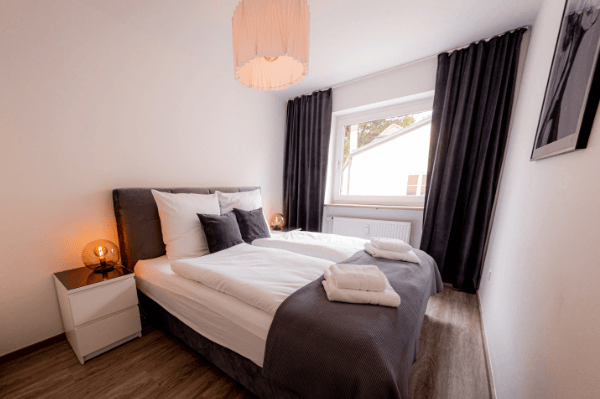 Schlafzimmer mit Kingsize Doppelbett in Ferienwohnung Passau