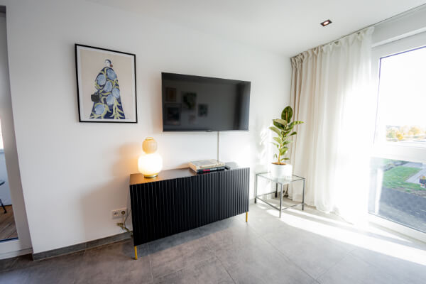 Smart TV mit Streaming Optionen in geschmackvoller Wohnung in Herzogenaurach