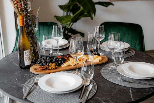 Moderne Küche mit Geschirrspüler und Backofen - BONNYSTAY