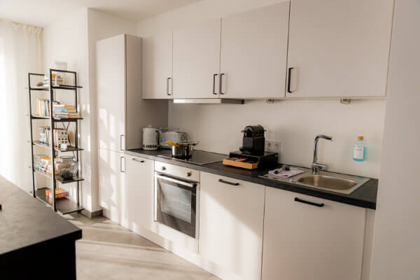 Voll ausgestattete, moderne Küche im Apartment in Herzogenaurach